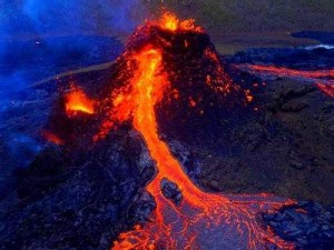 火山与雪山的奇妙相遇：地质力量与冰川融化的碰撞效应探索